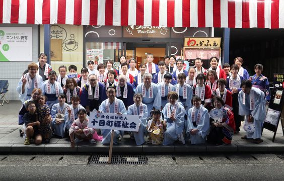 民謡流しに参加した職員と地域の皆さんがわっかふぇの前に並んだ集合写真
