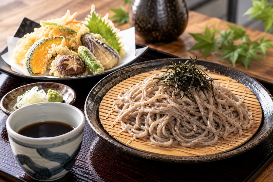石挽ふのりそばと天ぷらの盛り合わせ