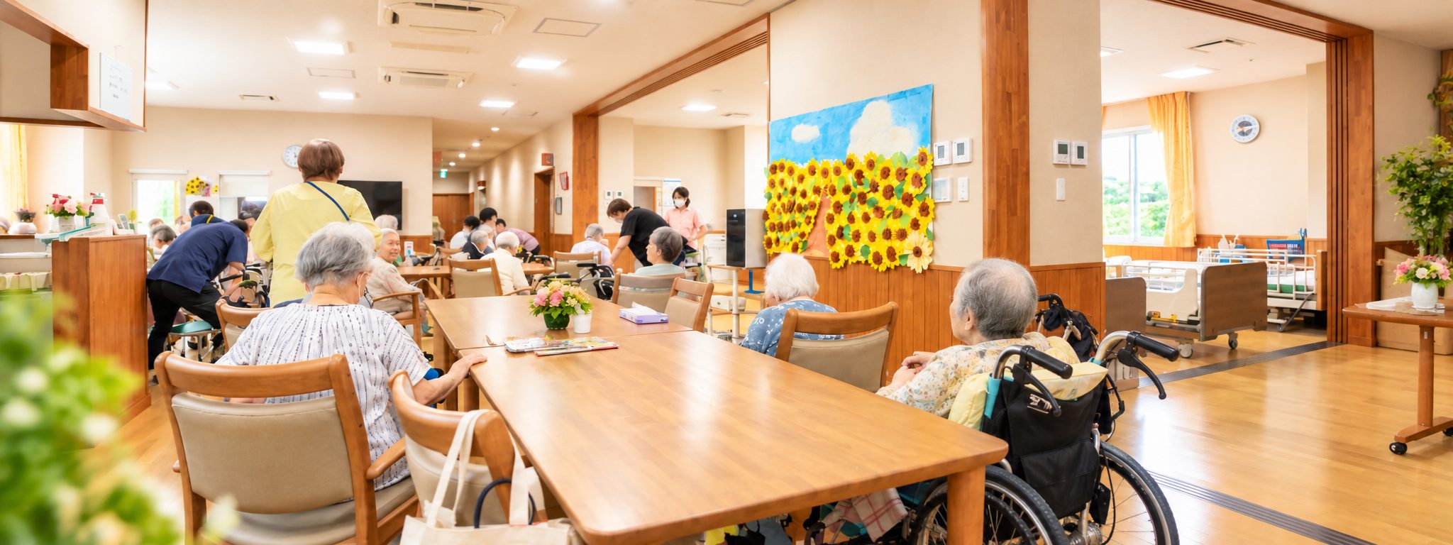 千手かたくりの共用スペースで過ごす利用者と職員