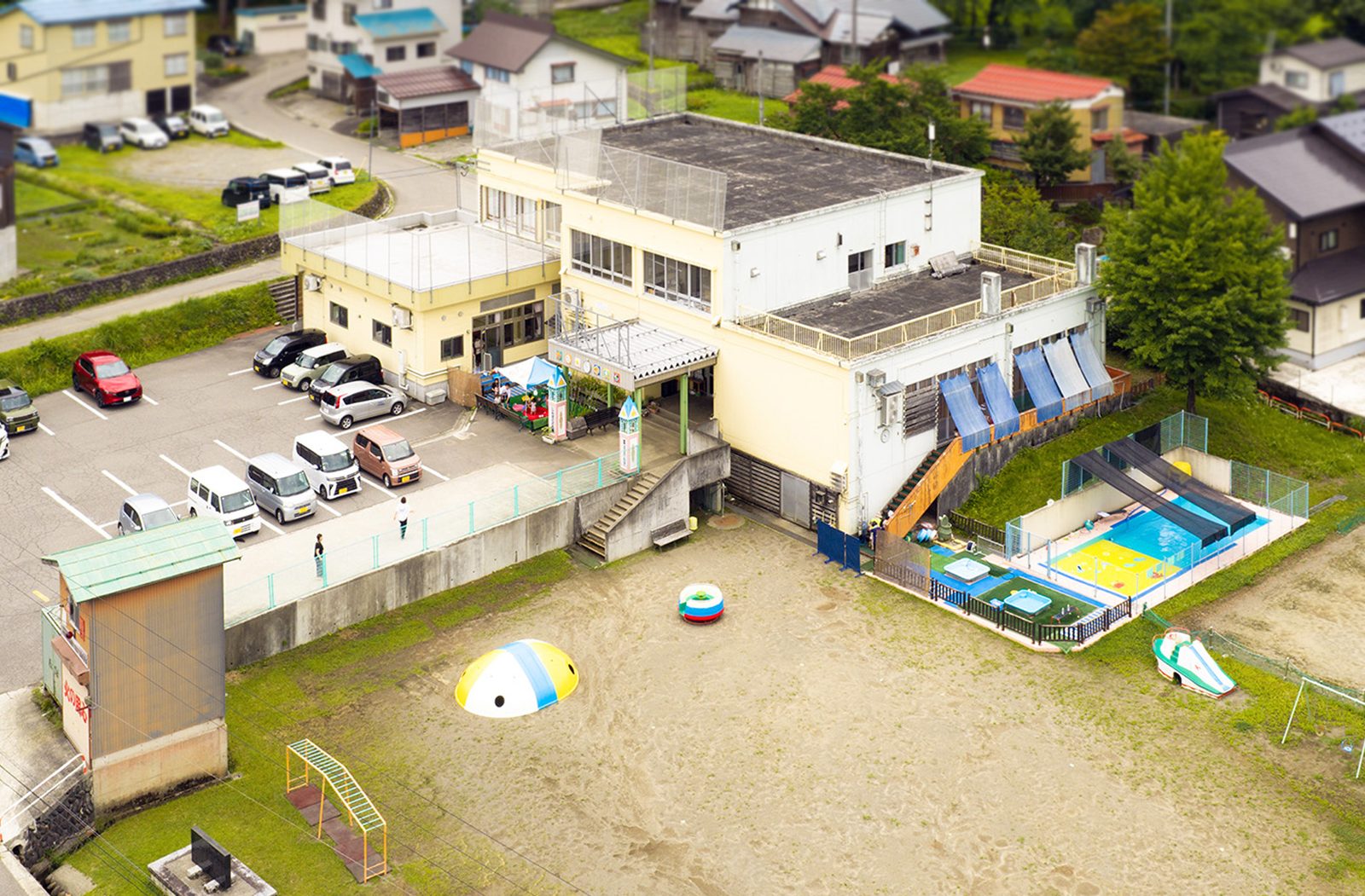 しんざこども園の園舎と園庭を上空から見た外観